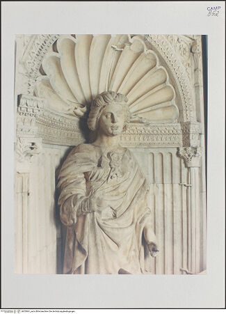 Vorderseite von Sopr. BAS NA [https://www.deutsche-digitale-bibliothek.de/content/lizenzen/rv-ez/] Triumphbogen Alfonsos VJustitia - Oberkörper von links, bh535661_recto. Foto.