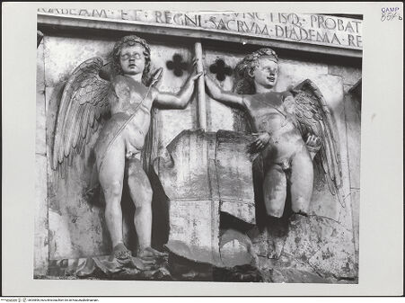 Vorderseite von unbekannt [https://www.deutsche-digitale-bibliothek.de/content/lizenzen/rv-fz/] Triumphbogen Alfonsos VPlastische Dekoration mit dem Relief der Krönung von Ferdinand I.Wappenhaltende Genien - Gesamtansicht, bh535666_recto. Foto.