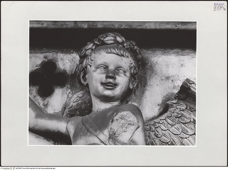 Vorderseite von Bibliotheca Hertziana [https://www.deutsche-digitale-bibliothek.de/content/lizenzen/rv-fz/] Triumphbogen Alfonsos VPlastische Dekoration mit dem Relief der Krönung von Ferdinand I.Wappenhaltende Genien - Rechter Genius, Detail: Kopf, bh535667_recto. Foto: Kruft, Hanno-Walter.