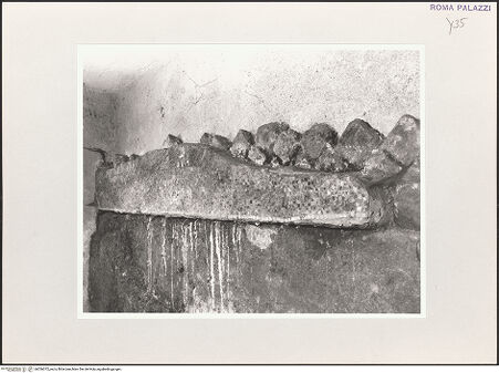 Vorderseite von Bibliotheca Hertziana [https://www.deutsche-digitale-bibliothek.de/content/lizenzen/rv-fz/] Gärten des Lucullus (Lukull) - Mauerfragment mit Freilegungen in Opus reticulatum und Mosaikfragment (Ansicht gegen Nord), bh536072_recto. Foto.