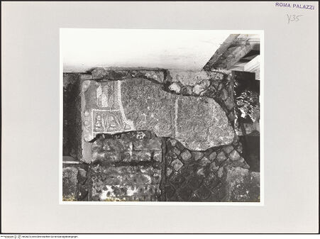 Vorderseite von Bibliotheca Hertziana [https://www.deutsche-digitale-bibliothek.de/content/lizenzen/rv-fz/] Friesfragment eines Teils der Nymphäumsdekoration - Wandmosaik (ehemals vor dem Pfeiler 1, rechts der Nische II), bh536073_recto. Foto.