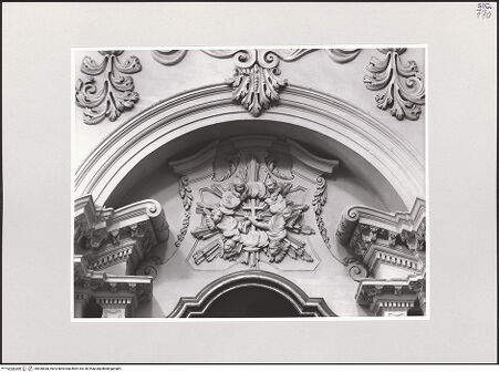 Vorderseite von Foto Marburg [https://www.deutsche-digitale-bibliothek.de/content/lizenzen/rv-ez/] WanddekorationAltarnische mit Wappen der Franziskaner - Detail: Wappen der Franziskaner, bh536838_recto. Foto: Tölke, Michael.