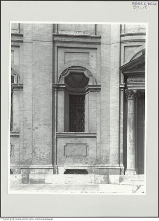 Vorderseite von Lieberman, Ralph [https://www.deutsche-digitale-bibliothek.de/content/lizenzen/rv-ez/] Santa Maria in VallicellaOratorio di San Filippo Neri - Fassade, Detail: Fenster links neben dem Hauptportal, bh536966_recto. Foto.