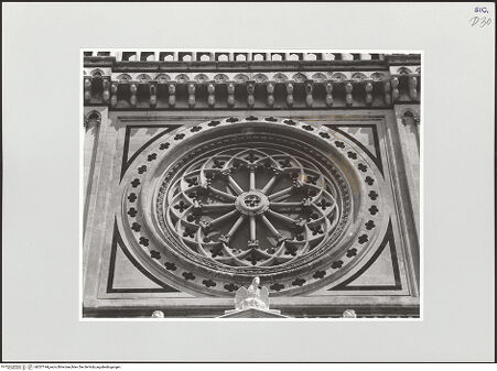 Vorderseite von Foto Marburg [https://www.deutsche-digitale-bibliothek.de/content/lizenzen/rv-ez/] DuomoWestfassade - Fensterrose über dem Hauptportal, bh537194_recto. Foto: Fenchel, Horst.