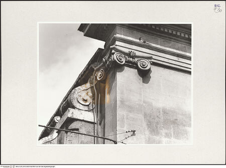 Vorderseite von Foto Marburg [https://www.deutsche-digitale-bibliothek.de/content/lizenzen/rv-ez/] Santa Maria Maddalena - Fassade (Ausschnitt: Volute und Pfeilerkapitell links), bh537209_recto. Foto: Fenchel, Horst / Tölke, Michael.