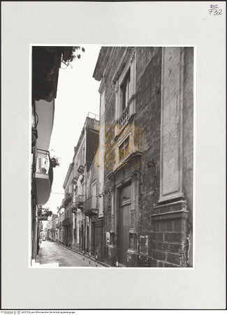 Vorderseite von Foto Marburg [https://www.deutsche-digitale-bibliothek.de/content/lizenzen/rv-ez/] Chiesa di San Camillo - Fassade, Schrägansicht von Nordosten, bh537226_recto. Foto: Fenchel, Horst.