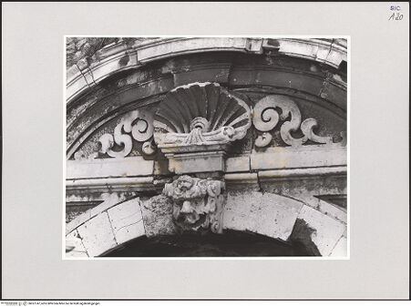 Vorderseite von Foto Marburg [https://www.deutsche-digitale-bibliothek.de/content/lizenzen/rv-ez/] Portal der Cittadella - Detail: Schlußstein und Giebelfüllung, bh537747_recto. Foto: Tölke, Michael.