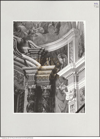 Vorderseite von Foto Marburg [https://www.deutsche-digitale-bibliothek.de/content/lizenzen/rv-ez/] MarienzyklusGemalte Putten mit dem Baldachin des Hauptaltars - Detail, bh537788_recto. Foto: Tölke, Michael.