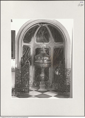 Vorderseite von Foto Marburg [https://www.deutsche-digitale-bibliothek.de/content/lizenzen/rv-ez/] Taufstein - Gesamtansicht, bh537817_recto. Foto: Tölke, Michael.