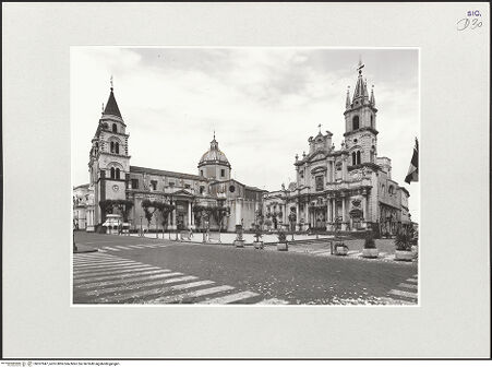 Vorderseite von Foto Marburg [https://www.deutsche-digitale-bibliothek.de/content/lizenzen/rv-ez/] Duomo - Ansicht von Südwesten: Dom (links) und Fassade der Kirche Santi Pietro e Paolo (rechts), bh537847_recto. Foto: Fenchel, Horst.