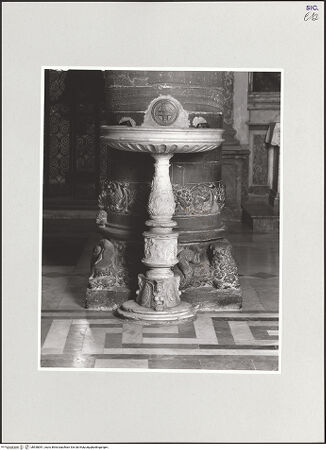 Vorderseite von Foto Marburg [https://www.deutsche-digitale-bibliothek.de/content/lizenzen/rv-ez/] Weihwasserbecken mit Putten - Gesamtansicht, bh538091_recto. Foto: Tölke, Michael.