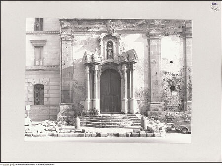 Vorderseite von Biblioteca Fardelliana, Trapani [https://www.deutsche-digitale-bibliothek.de/content/lizenzen/rv-ez/] San Francesco d'Assisi - Hauptportal, Frontalansicht (vor der Restaurierung), bh538092_recto. Foto: Bertolini, Giovanni.