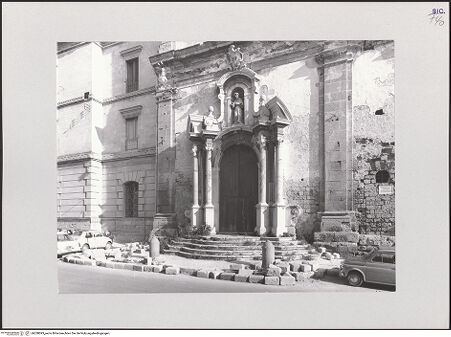 Vorderseite von Biblioteca Fardelliana, Trapani [https://www.deutsche-digitale-bibliothek.de/content/lizenzen/rv-ez/] San Francesco d'Assisi - Hauptportal, Schrägansicht (vor der Restaurierung), bh538093_recto. Foto: Bertolini, Giovanni.