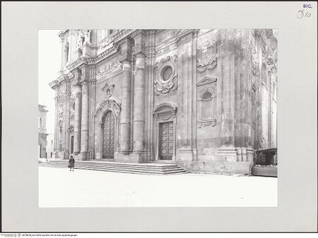 Vorderseite von Biblioteca Fardelliana, Trapani [https://www.deutsche-digitale-bibliothek.de/content/lizenzen/rv-ez/] Duomo - Fassade, erste Ordnung, bh538094_recto. Foto: Bertolini, Giovanni.