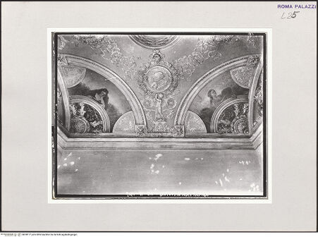 Vorderseite von Bibliotheca Hertziana [https://www.deutsche-digitale-bibliothek.de/content/lizenzen/rv-fz/] Gewölbedekoration mit weiblichen Figuren (Mädchen im Garten) - Schreibende Frau (links) und Frau mit aufgestützen Armen (rechts), Putto mit Porträtmedaillon (Mitte), bh538177_recto. Foto.