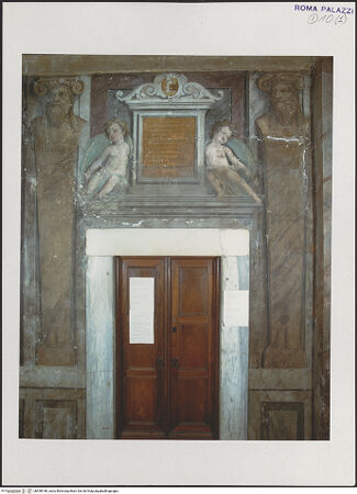 Vorderseite von unbekannt [https://www.deutsche-digitale-bibliothek.de/content/lizenzen/rv-fz/] Die Taten des Herkules und Laubengang mit Tieren - Östliche Wand, Detail: Inschrift, Putten, Sokrates und Euripides, bh538180_recto. Foto.