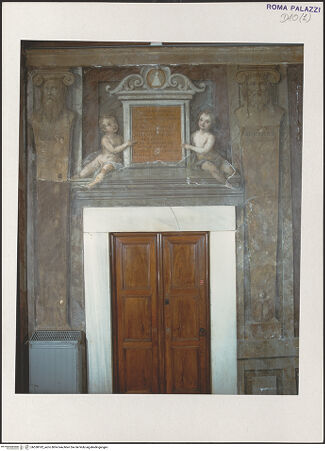 Vorderseite von unbekannt [https://www.deutsche-digitale-bibliothek.de/content/lizenzen/rv-fz/] Die Taten des Herkules und Laubengang mit Tieren - Südliche Wand, Detail: Inschrift mit Putten, Platon und Diogenes, bh538182_recto. Foto.