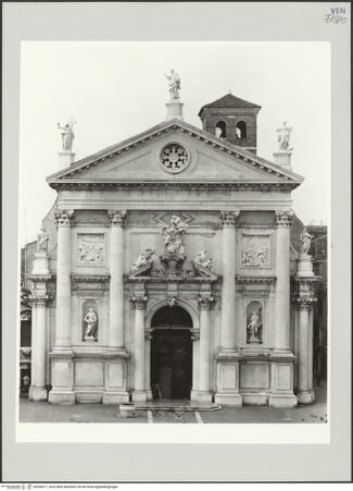 Vorderseite von Böhm, Osvaldo [https://www.deutsche-digitale-bibliothek.de/content/lizenzen/rv-ez/] San StaeFassade - Gesamtansicht, bh538617_recto. Foto.