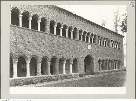 Vorderseite von Böhm, Osvaldo [https://www.deutsche-digitale-bibliothek.de/content/lizenzen/rv-ez/] Abbazia di PomposaPalazzo della Ragione - Ostfassade von Südosten (nach der Restaurierung/Rekonstruktion), bh538917_recto. Foto.