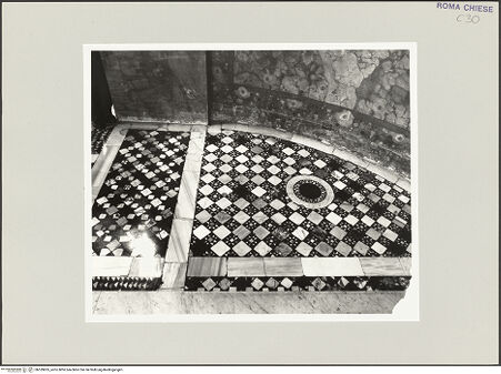 Vorderseite von Sopr. BAS ROMA [https://www.deutsche-digitale-bibliothek.de/content/lizenzen/rv-ez/] Cosmatenboden - Fußboden in der Apsis, bh539855_recto. Foto.