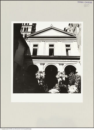 Vorderseite von Sopr. BAS ROMA [https://www.deutsche-digitale-bibliothek.de/content/lizenzen/rv-ez/] San Silvestro in CapiteKirchenfassade - Fassade der Kirche, bh539861_recto. Foto.