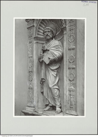 Vorderseite von Vasari [https://www.deutsche-digitale-bibliothek.de/content/lizenzen/rv-ez/] Ehemaliger HochaltarLinke untere Muschelnische: Petrusstatue - Gesamtansicht von rechts, bh540415_recto. Foto.