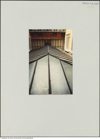 Vorderseite von Bibliotheca Hertziana [https://www.deutsche-digitale-bibliothek.de/content/lizenzen/rv-ez/] Palazzo Stroganoff - Glasdach von oben, vor der Restaurierung von 1991, bh540423_recto. Foto.