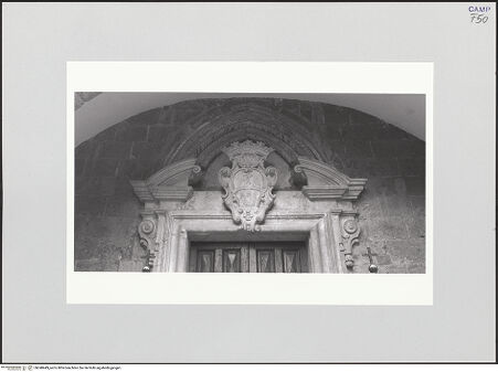 Vorderseite von Brummel, Chester [https://www.deutsche-digitale-bibliothek.de/content/lizenzen/rv-ez/] Chiesetta dell'AnnunziataHauptfassade - Vorhalle, Portal: Bekrönung, bh540449_recto. Foto: Brummel, Chester.