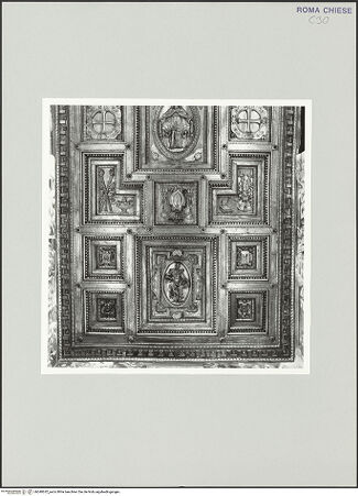 Vorderseite von Sopr. BAS ROMA [https://www.deutsche-digitale-bibliothek.de/content/lizenzen/rv-ez/] Holzdecke - Deckenhälfte, Altarwand, bh540632_recto. Foto.