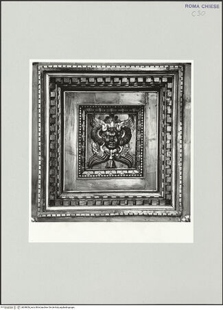 Vorderseite von Sopr. BAS ROMA [https://www.deutsche-digitale-bibliothek.de/content/lizenzen/rv-ez/] Holzdecke - Detail: Cherubskopf, bh540636_recto. Foto.