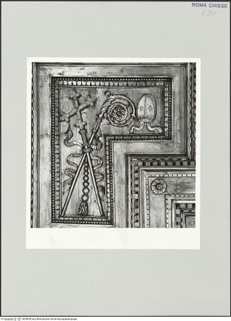 Vorderseite von Sopr. BAS ROMA [https://www.deutsche-digitale-bibliothek.de/content/lizenzen/rv-ez/] Holzdecke - Detail: Bischofsinsignien, bh540638_recto. Foto.