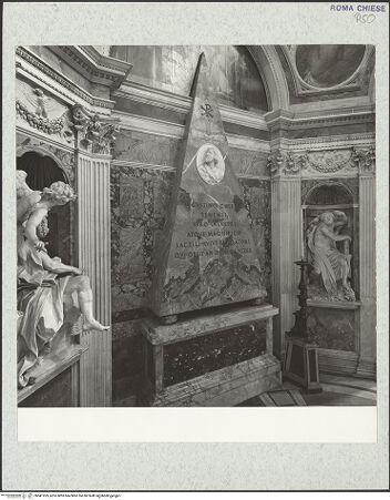 Vorderseite von Arch. Giorgio Stockel [https://www.deutsche-digitale-bibliothek.de/content/lizenzen/rv-ez/] Grabmal des Agostino Chigi - Gesamtansicht von der Seite, bh541269_recto. Foto.