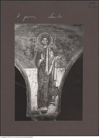 Vorderseite von Bibliotheca Hertziana [https://www.deutsche-digitale-bibliothek.de/content/lizenzen/rv-fz/] Szenen aus dem Alten Testament, Martyriumsszene und HeiligendarstellungenArkadenzwickel des südlichen Seitenschiffes: Darstellung weiblicher HeiligerWeibliche Heilige mit einer Krone in der erhobenen Linken - Gesamtansicht, bh541821_recto. Foto: Sansaini, Renato.