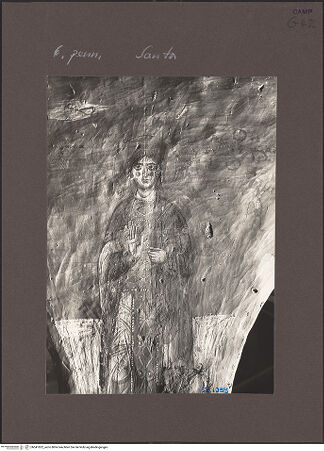 Vorderseite von Bibliotheca Hertziana [https://www.deutsche-digitale-bibliothek.de/content/lizenzen/rv-fz/] Szenen aus dem Alten Testament, Martyriumsszene und HeiligendarstellungenArkadenzwickel des südlichen Seitenschiffes: Darstellung weiblicher HeiligerWeibliche Heilige - Teilansicht (aufgenommen bei Seitenlicht, um die Putzritzungen sichtbar zu machen), bh541822_recto. Foto: Sansaini, Renato.