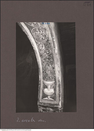 Vorderseite von Bibliotheca Hertziana [https://www.deutsche-digitale-bibliothek.de/content/lizenzen/rv-fz/] Szenen aus dem Neuen Testament und ProphetenNordwand: Szenen aus dem Leben Christi und ProphetenDekoration der BogenlaibungenOrnamentband mit Vasen und herzförmigem Rankendekor - Zweite Arkade, westlicher Teil, bh541866_recto. Negativ: Sansaini, Renato.