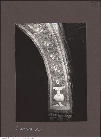 Vorderseite von Bibliotheca Hertziana [https://www.deutsche-digitale-bibliothek.de/content/lizenzen/rv-fz/] Szenen aus dem Neuen Testament und ProphetenNordwand: Szenen aus dem Leben Christi und ProphetenDekoration der BogenlaibungenOrnamentband mit Vasen, geometrischen Motiven, Ranken und Blüten - Dritte Arkade, westlicher Teil, bh541867_recto. Foto: Sansaini, Renato.