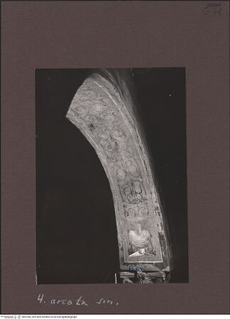 Vorderseite von Bibliotheca Hertziana [https://www.deutsche-digitale-bibliothek.de/content/lizenzen/rv-fz/] Szenen aus dem Neuen Testament und ProphetenNordwand: Szenen aus dem Leben Christi und ProphetenDekoration der BogenlaibungenOrnamentband mit aus Vasen aufsteigenden Ranken - Vierte Arkade, westlicher Teil, bh541868_recto. Foto: Sansaini, Renato.