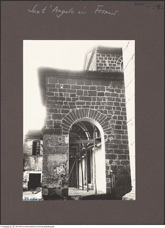 Vorderseite von Bibliotheca Hertziana [https://www.deutsche-digitale-bibliothek.de/content/lizenzen/rv-fz/] Sant'Angelo in FormisWestfassadePortikus - Ansicht der Vorhalle von Süden, bh541898_recto. Foto: Sansaini, Renato.