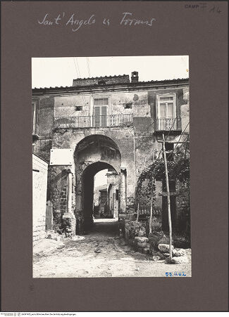 Vorderseite von Bibliotheca Hertziana [https://www.deutsche-digitale-bibliothek.de/content/lizenzen/rv-fz/] Arco di Diana (Eingangstor zum ehemaligen Klosterkomplex) - Ansicht von Süden, bh541903_recto. Foto: Sansaini, Renato.