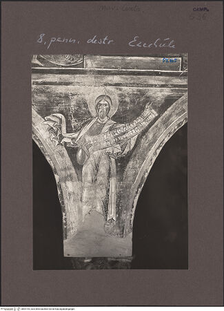 Vorderseite von Bibliotheca Hertziana [https://www.deutsche-digitale-bibliothek.de/content/lizenzen/rv-fz/] Szenen aus dem Neuen Testament und ProphetenSüdwand: Szenen aus dem Leben Christi und ProphetenArkadenzwickel: Ganzfigurige Prophetendarstellungen mit Namensbezeichnung und SpruchbandProphet Ezechiel - Gesamtansicht, bh541916_recto. Foto: Sansaini, Renato.