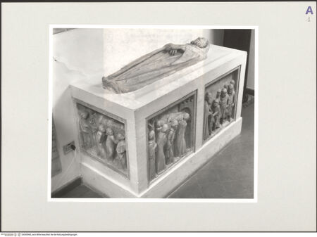 Vorderseite von Sigismondi, Roberto [https://www.deutsche-digitale-bibliothek.de/content/lizenzen/rv-fz/] Grabmonument des heiligen Oktavian von VolterraRekonstruktion mit Liegefigur und Reliefs, Gesamtansicht - , bh542860_recto. Foto: Sigismondi, Roberto.