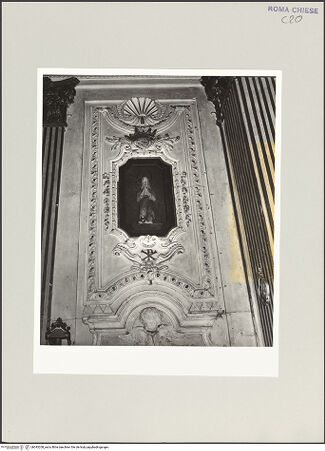 Vorderseite von Sopr. BAS ROMA [https://www.deutsche-digitale-bibliothek.de/content/lizenzen/rv-ez/] Stuckdekoration mit Heiligem - , bh543208_recto. Foto.