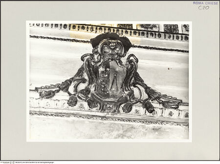 Vorderseite von Sopr. BAS ROMA [https://www.deutsche-digitale-bibliothek.de/content/lizenzen/rv-ez/] Kardinalswappen - , bh543209_recto. Foto.