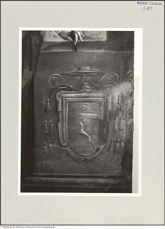 Vorderseite von Sopr. BAS ROMA [https://www.deutsche-digitale-bibliothek.de/content/lizenzen/rv-ez/] Die heilige Katherina von Alexandria - Detail: Wappen, bh543222_recto. Foto.