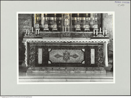 Vorderseite von Sopr. BAS ROMA [https://rightsstatements.org/page/CNE/1.0/] Hauptaltar - Paliotto, bh543226_recto. Foto.