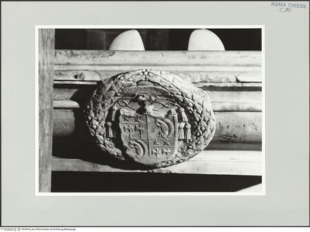 Vorderseite von Sopr. BAS ROMA [https://rightsstatements.org/page/CNE/1.0/] Grabmal des Kardinals Christopher Bainbridge - Detail: Wappen, bh544418_recto. Foto.