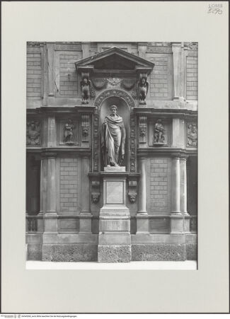 Vorderseite von ICCD [https://www.deutsche-digitale-bibliothek.de/content/lizenzen/rv-ez/] Statue des heiligen Ambrosius - Gesamtansicht mit architektonischer Rahmung, bh545360_recto. Foto.