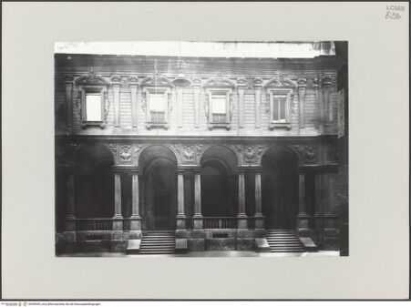 Vorderseite von ICCD [https://www.deutsche-digitale-bibliothek.de/content/lizenzen/rv-ez/] Palazzo dei Giureconsulti - Ansicht der Loggia, bh545369_recto. Foto.