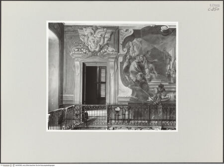 Vorderseite von ICCD [https://www.deutsche-digitale-bibliothek.de/content/lizenzen/rv-ez/] Die Geschichte von Scipio, Massinissa und SophonisbaDie Großmut des Scipio - Ansicht des linken Teils und des gemalten Portals, bh545383_recto. Foto.