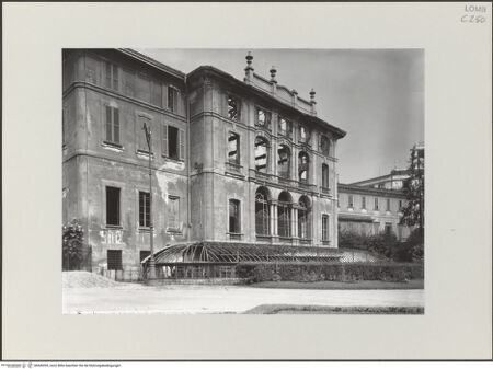 Vorderseite von ICCD [https://www.deutsche-digitale-bibliothek.de/content/lizenzen/rv-ez/] Palazzo Dugnani - Teilansicht der Fassade (nach den Bombentreffer), bh545393_recto. Foto.